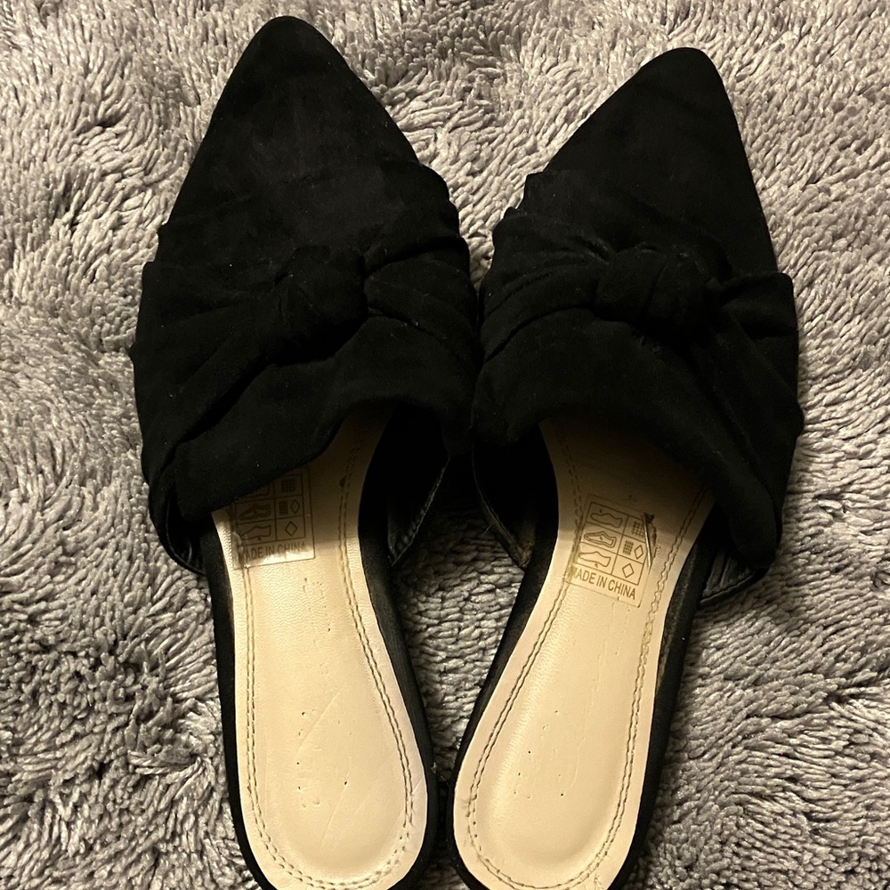 Elegant Black Suede Mules with Knot Detail - Picture 4 of 8